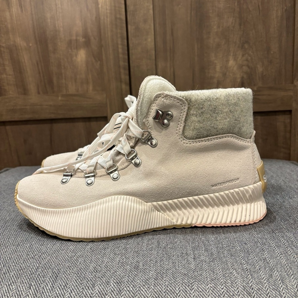 NWOB SOREL Out N About III Conquest Suede Boots stone white 9.5